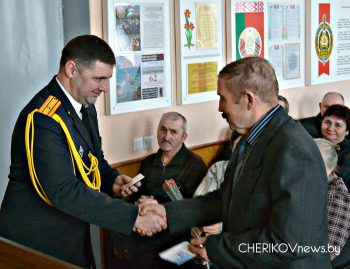 В канун профессионального праздника в Чериковском РОВД поздравляли ветеранов