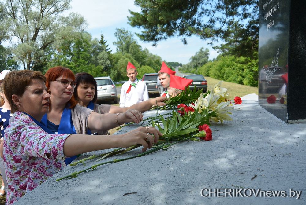 В Черикове почтили память героев войны и расстрелянных мирных жителей
