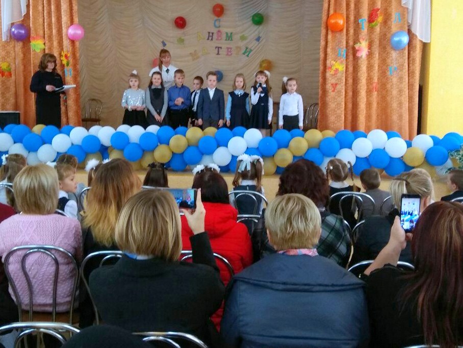 В ГУО “Средняя школа №1 г.Черикова” состоялась праздничная программа под названием “Тепло сердец для любимых мам”