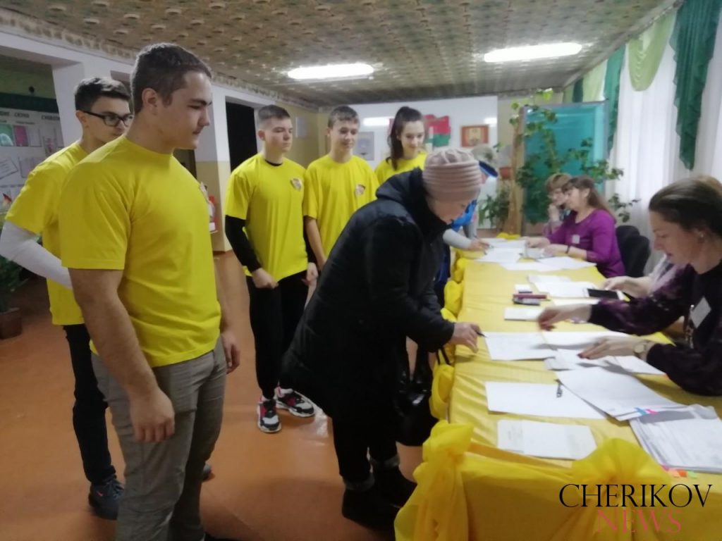 Волонтеры БРСМ оказывают помощь избирателям