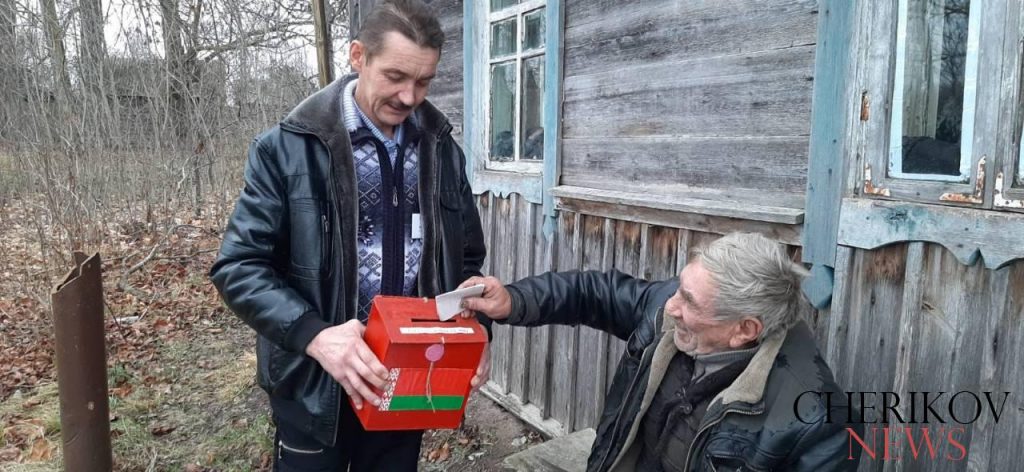 Голосуют на дому избиратели Веремейского участка