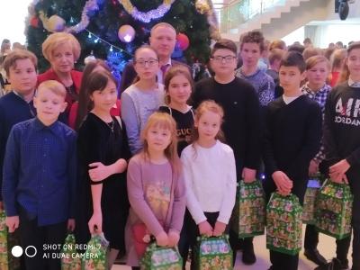 Учащиеся учреждений образования Чериковского  района приняли участие в новогоднем благотворительном празднике