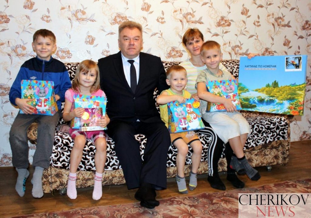 Депутат Владимир Азаренко посетил семью чериковлян Деркач