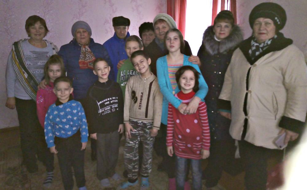 Члены районного совета ветеранов посетили детский дом семейного типа