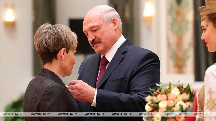 “Спасибо за все, что делаете для страны и народа” – Лукашенко вручил госнаграды и генеральские погоны