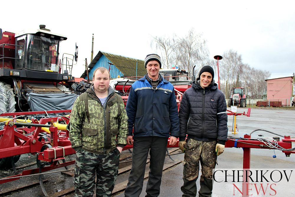 «Боевая» готовность техники в Чериковском районе: вот-вот трактора выйдут в поле