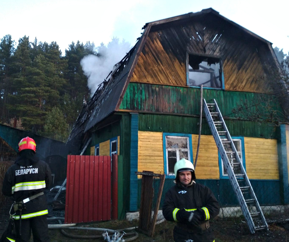 В Чериковском районе горел жилой дом