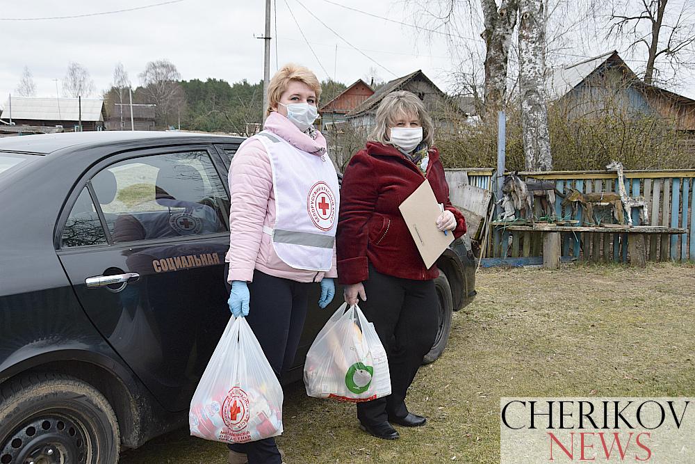 Волонтеры Красного Креста и Чериковского РЦСОН помогают пожилым гражданам района