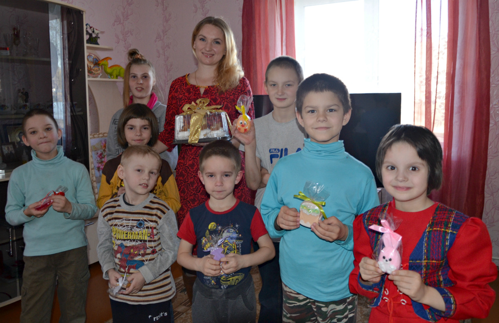 Накануне великого праздника Воскресения Христова в детский дом семейного типа Черикова заглянули гости