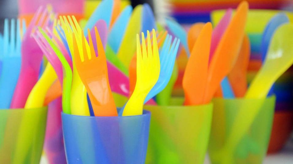 МАРТ вынес на общественное обсуждение проект постановления о расширении перечня пластиковой посуды, которую запретят в общепите с 2021 года