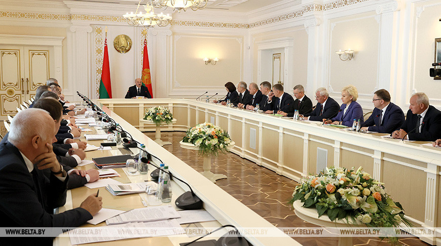Зарплаты, занятость, цены – Лукашенко ориентирует правительство на решение значимых для общества вопросов
