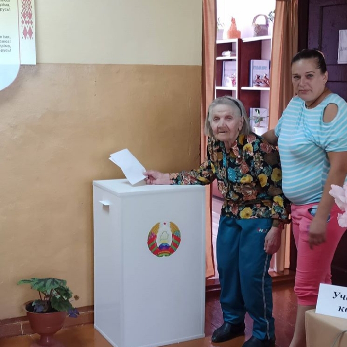Зорский избирательный участок посетила одна из самых старших местных жителей
