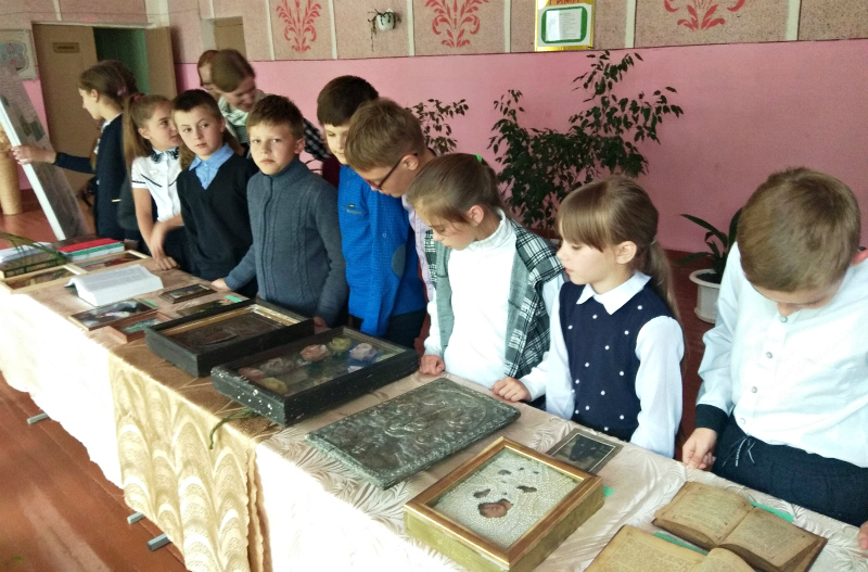 В Веремейской СШ проходила выставка «История православия в Веремейках»