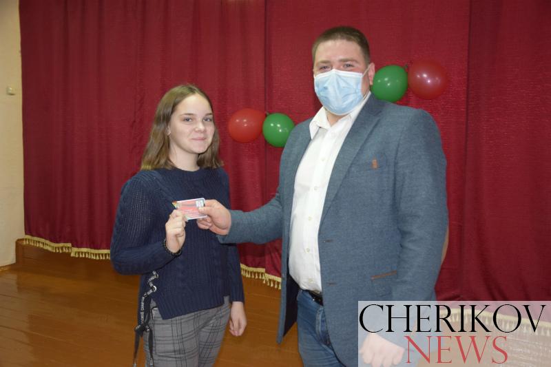 В ГУО «Езерская средняя школа» состоялось торжественное вручение молодежных билетов БРСМ