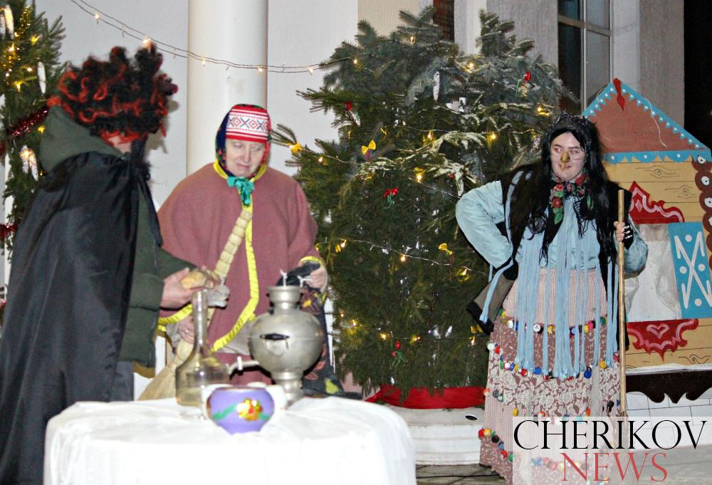 Возле районного Дома культуры прошли праздничные гуляния: взрослые и дети весело и с задором встретили  Рождество Христово