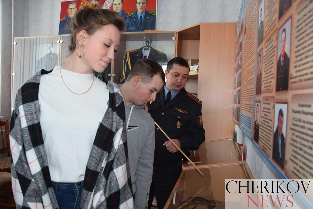 Музейную комнату Чериковского РОВД посетили учащиеся лицея №11