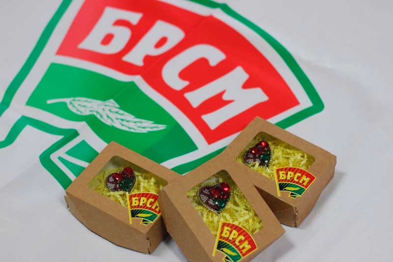 БРСМ презентовал брошь с элементами национального флага Беларуси