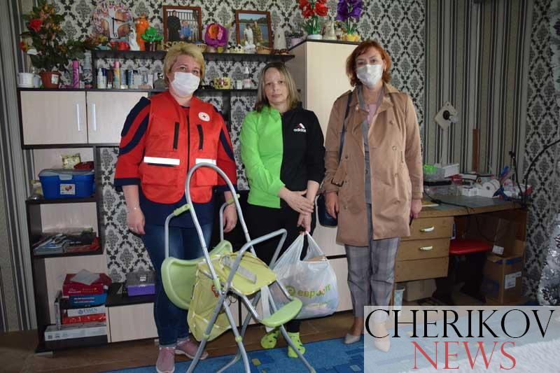 В преддверии Международного дня семьи  Лариса Осмоловская вместе с  Аксаной Куцарской посетили многодетную семью