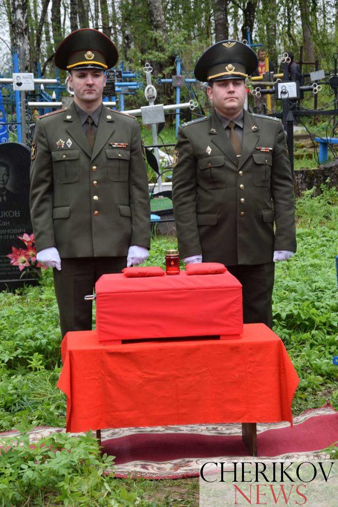 Память о подвиге жива: останки красноармейца Михаила Градусова перезахоронены на братской могиле в деревне Зори