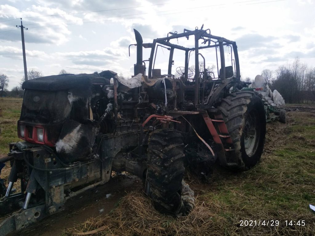 В Чериковском районе в поле сгорел трактор