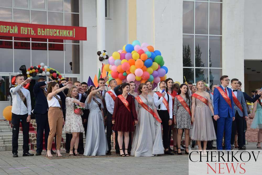 Школьные выпускные прошли в Черикове. Фото