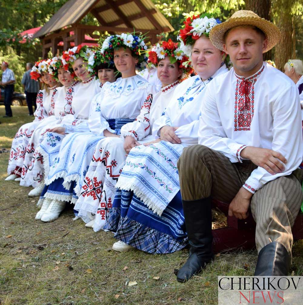 Около криницы «Брязгун» прошел ежегодный праздник, посвященный дню памяти святых апостолов Петра и Павла. Фоторепортаж