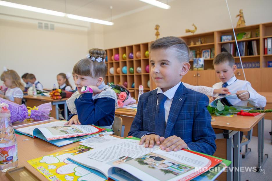 Выплата единовременной матпомощи для подготовки школьников к новому учебному году началась в Могилевской области