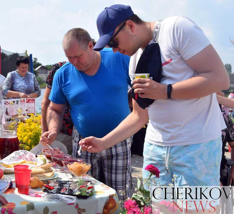 Варенье из картошки, бананов, сирени и пионов продегустировали гости праздника сладкоежек в Черикове