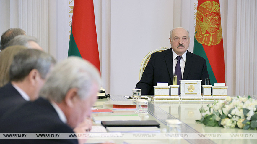 О Конституции “под Президента”, двоевластии и реакции на каждый чих беглых. Изменение Основного закона вновь обсудили у Лукашенко
