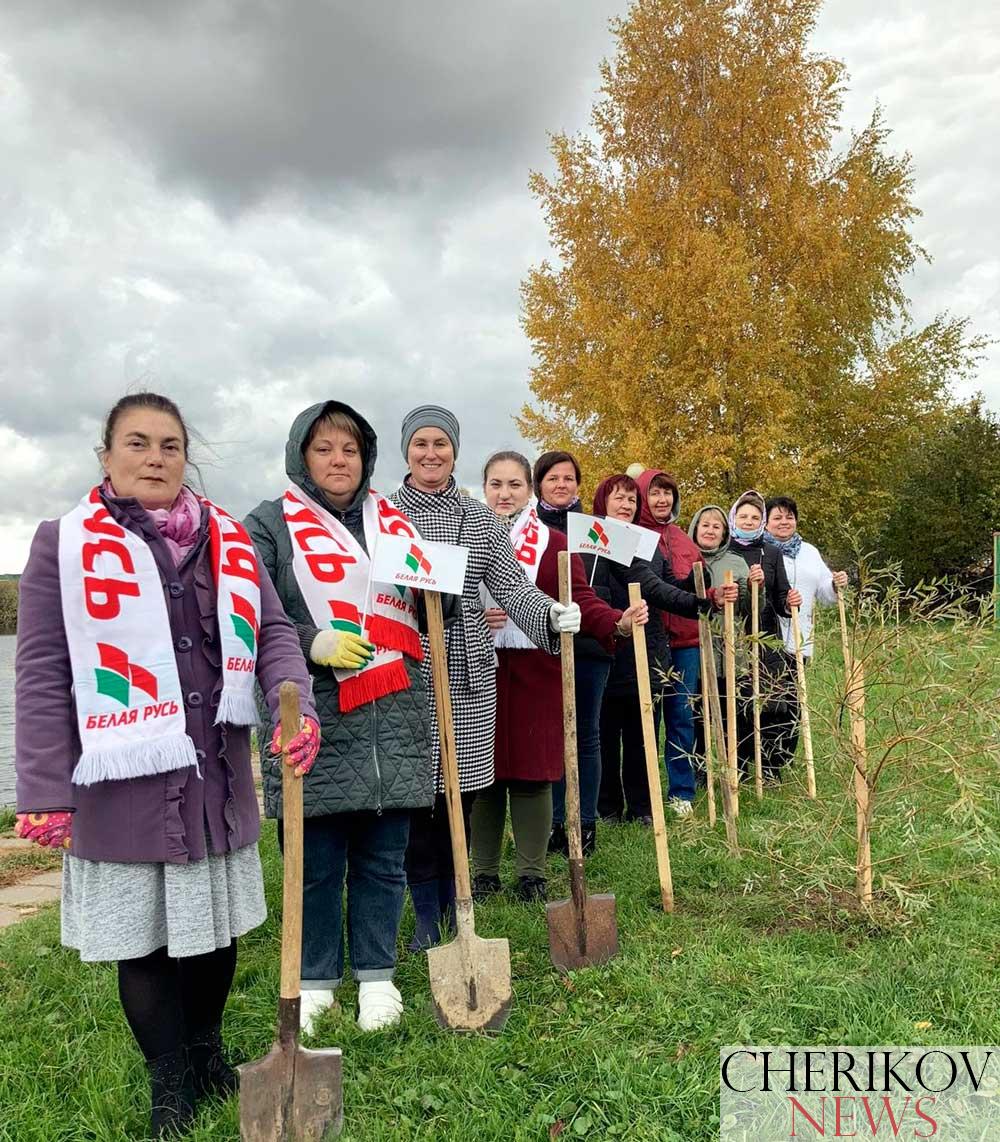 В День матери на городском озере была произведена посадка аллеи