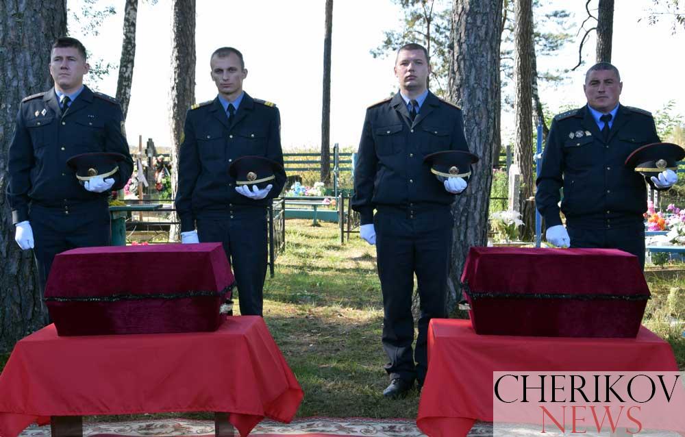 Останки 2 советских солдат перезахоронили сегодня в братской могиле в деревне Баков
