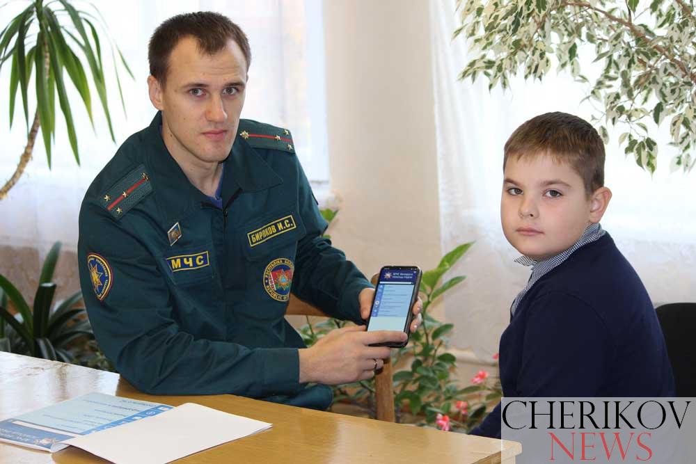 Почему сотрудники Чериковского РОЧС рекомендуют установить мобильное приложение «МЧС Беларуси: помощь рядом»