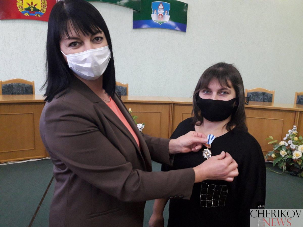Чериковлянке Наталье Шашковой торжественно вручили орден Матери