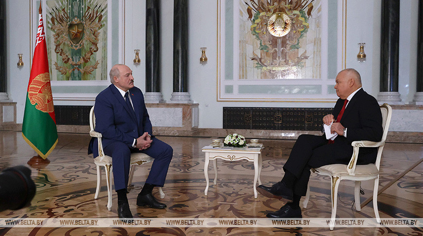 “Если не начнется война”. Лукашенко о планах провести референдум по обновленной Конституции