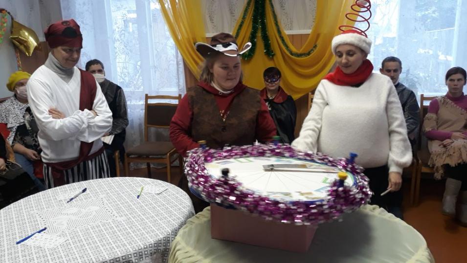 Костюмированную новогоднюю игру провели в отделении дневного пребывания для инвалидов Чериковского РЦСОН