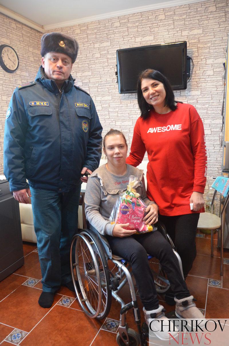 Депутаты Чериковского районного Совета поздравили с Рождеством жителей Черикова, имеющих инвалидность