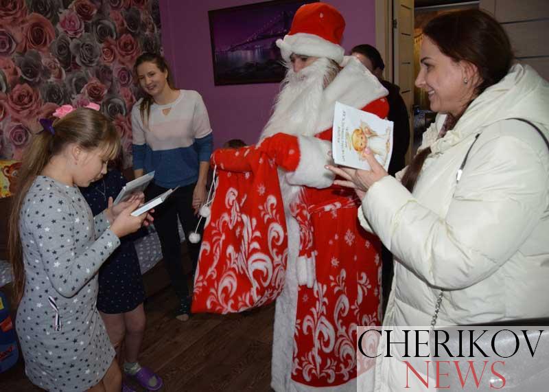 Для чего посетили Дед Мороз и председатель районного Совета депутатов Нату и Настю Щербуновых и Андрея Новикова?