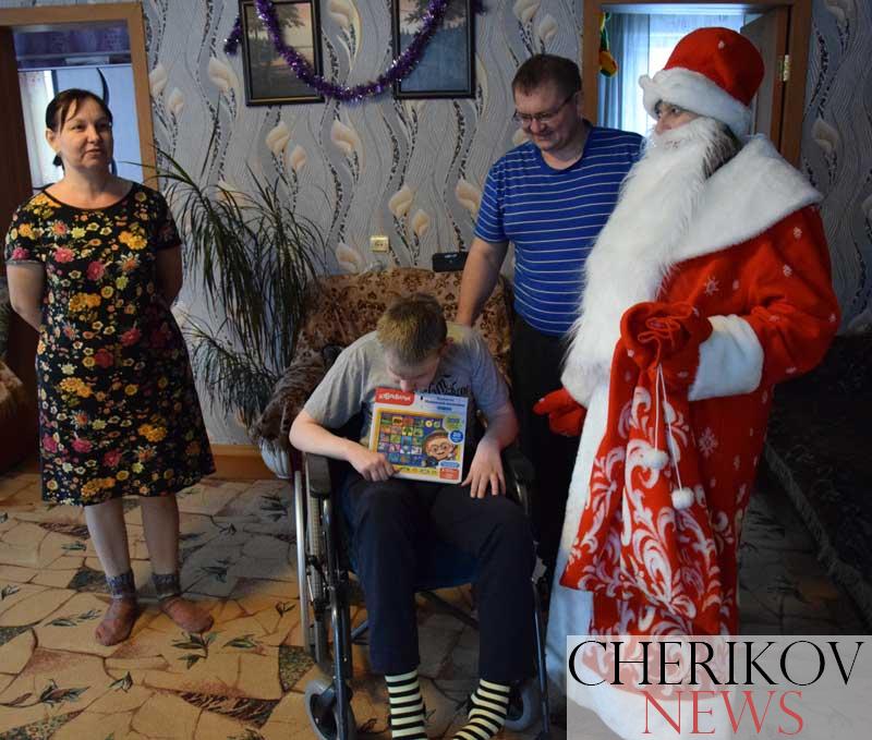 Для чего посетили Дед Мороз и председатель районного Совета депутатов Нату и Настю Щербуновых и Андрея Новикова?