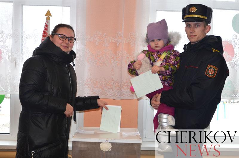 Калининский участок для голосования: свой выбор делают милиционеры, военные, работники общепита и торговли