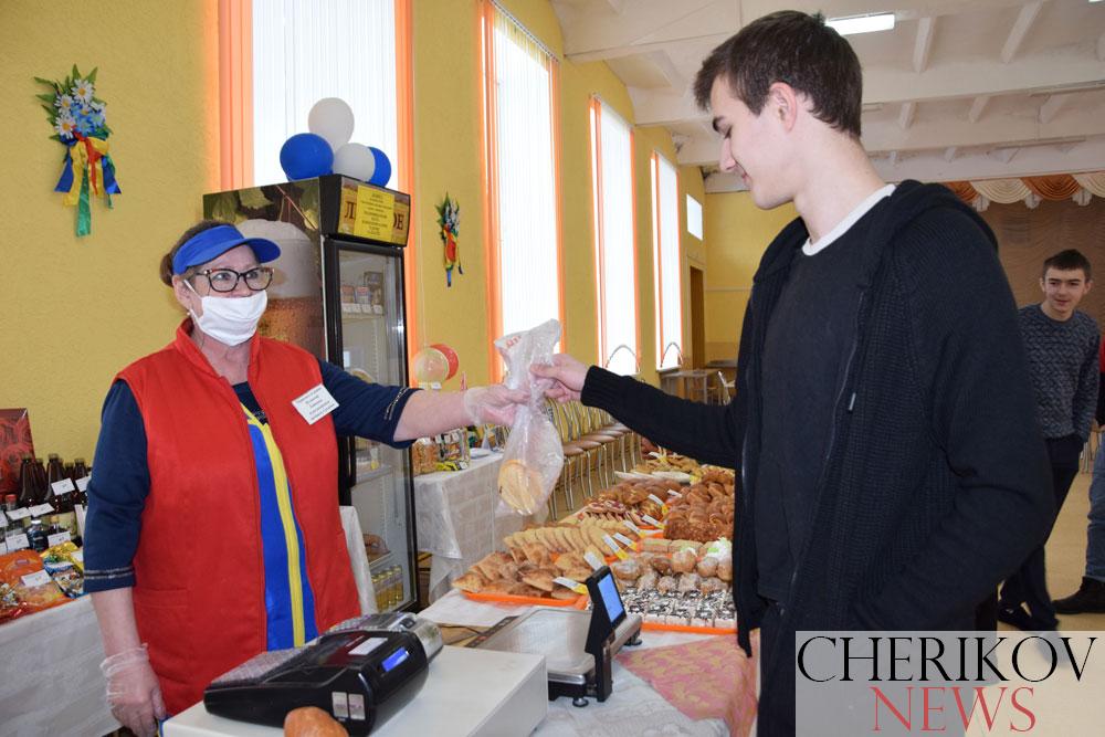 В СШ № 1 г. Черикова, как и на других участках для голосования, Чериковское райпо организовало продажу продукции, изготовленной структурными подразделениями предприятия