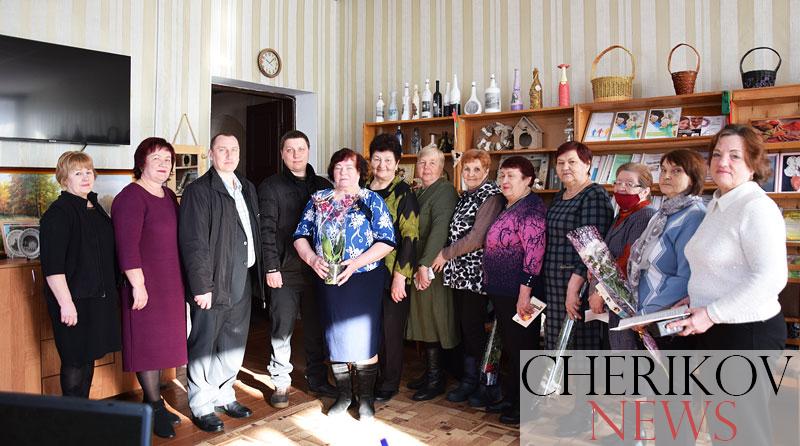 Ветеран труда Зинаида Дорофеева принимала поздравления в честь юбилея
