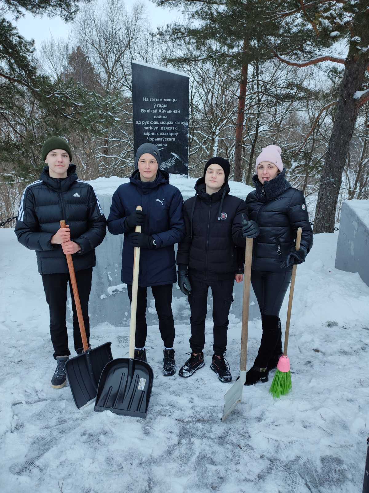 Пионерские дружины города навели порядок у памятников