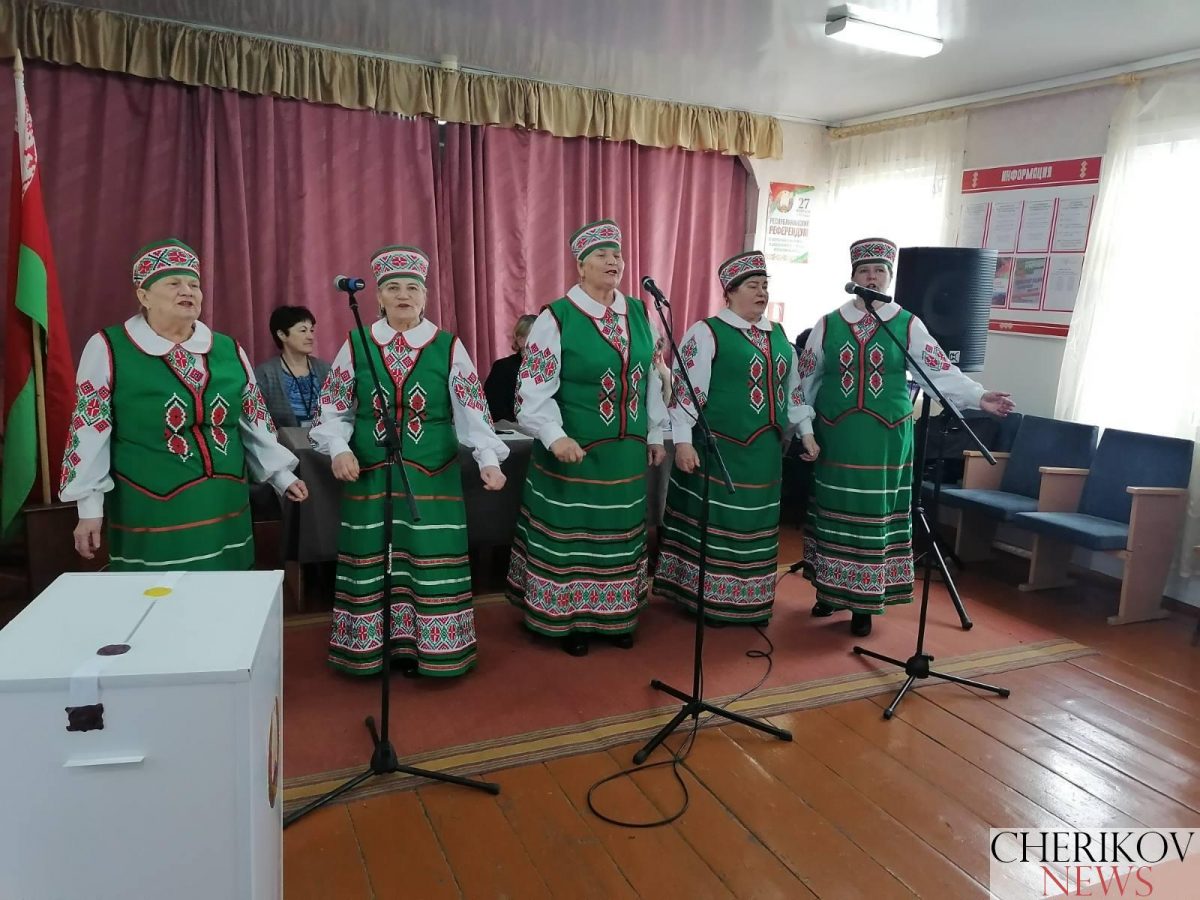 Коллектив ансамбля «Ровесники» выступил сегодня для участников республиканского референдума