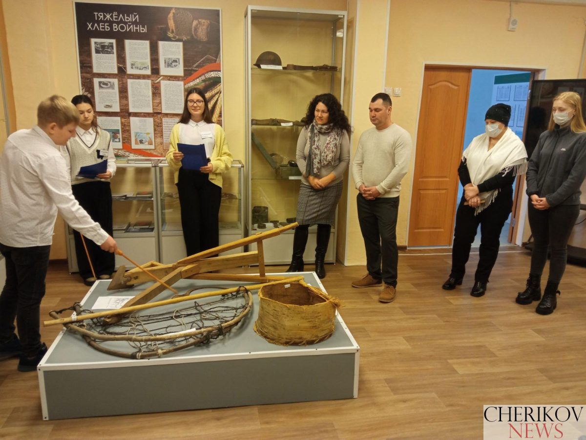 В музее хлеба средней школы № 2 г.Черикова для участников референдума проводят экскурсии