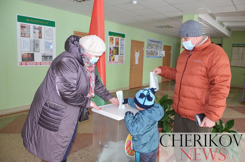 Чериковляне голосуют на Ленинском участке № 2. Фоторепортаж