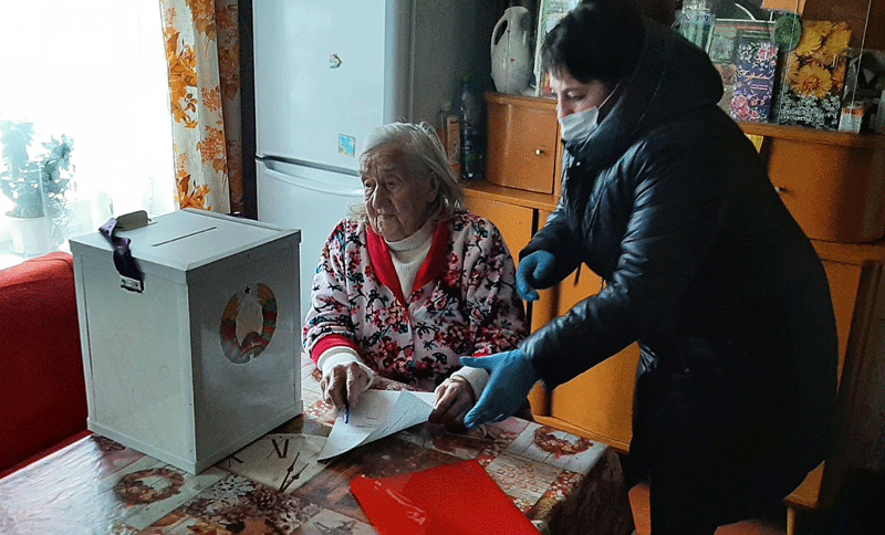 Ветеран Великой Отечественной войны Ева Игнатьевна Маруденко проголосовала на референдуме по месту жительства