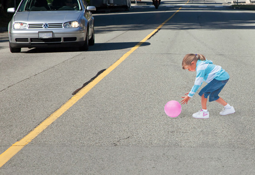 Ребенок играет на дороге. Дети на дороге. Дорогие дети. Детский травматизм на дорогах. Детскийтраымотизм на дороге.