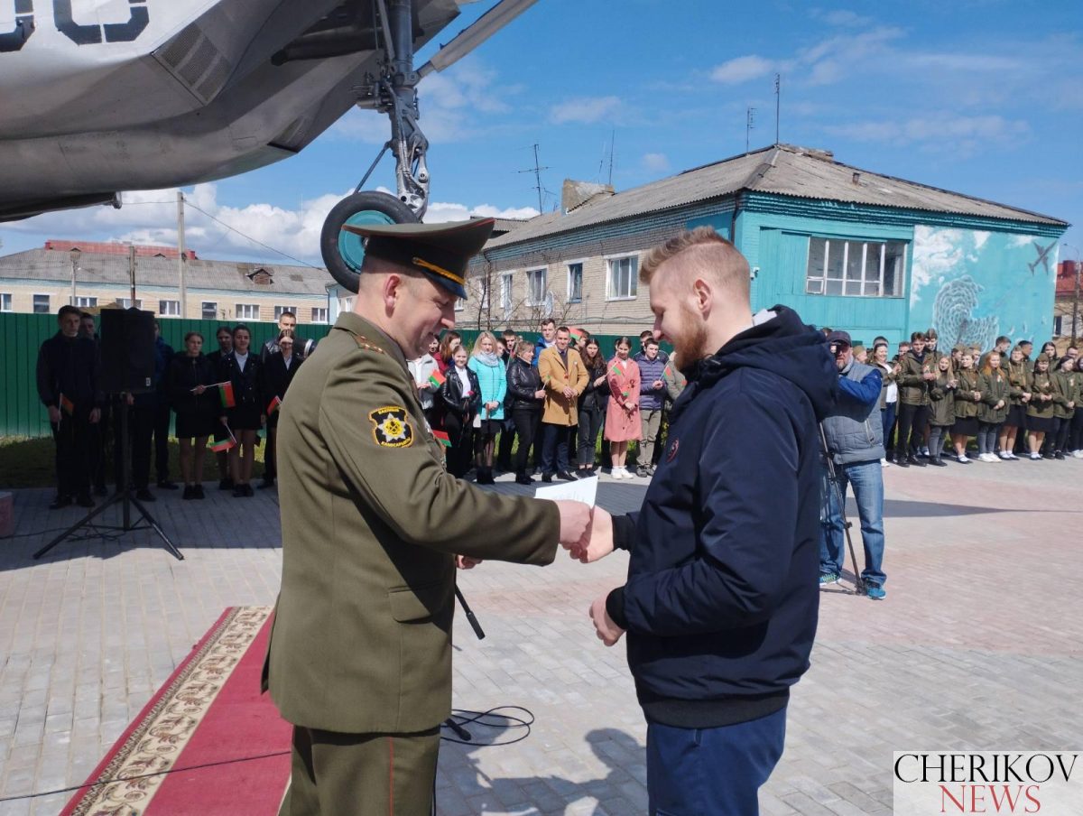 Проводы призывников, акция “Беларусь помнит” и посадка аллеи. В Черикове прошли торжественные мероприятия в рамках областного марафона