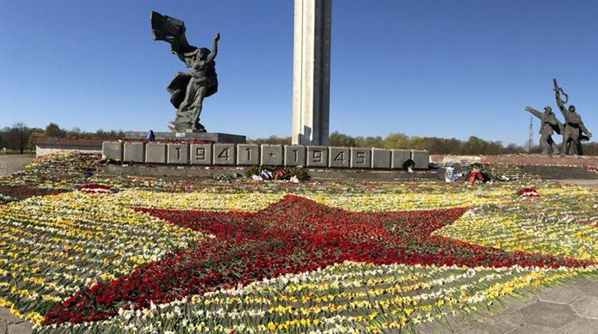 В Латвии предложили устроить “концлагерь” для людей, пришедших с цветами к памятнику Освободителям