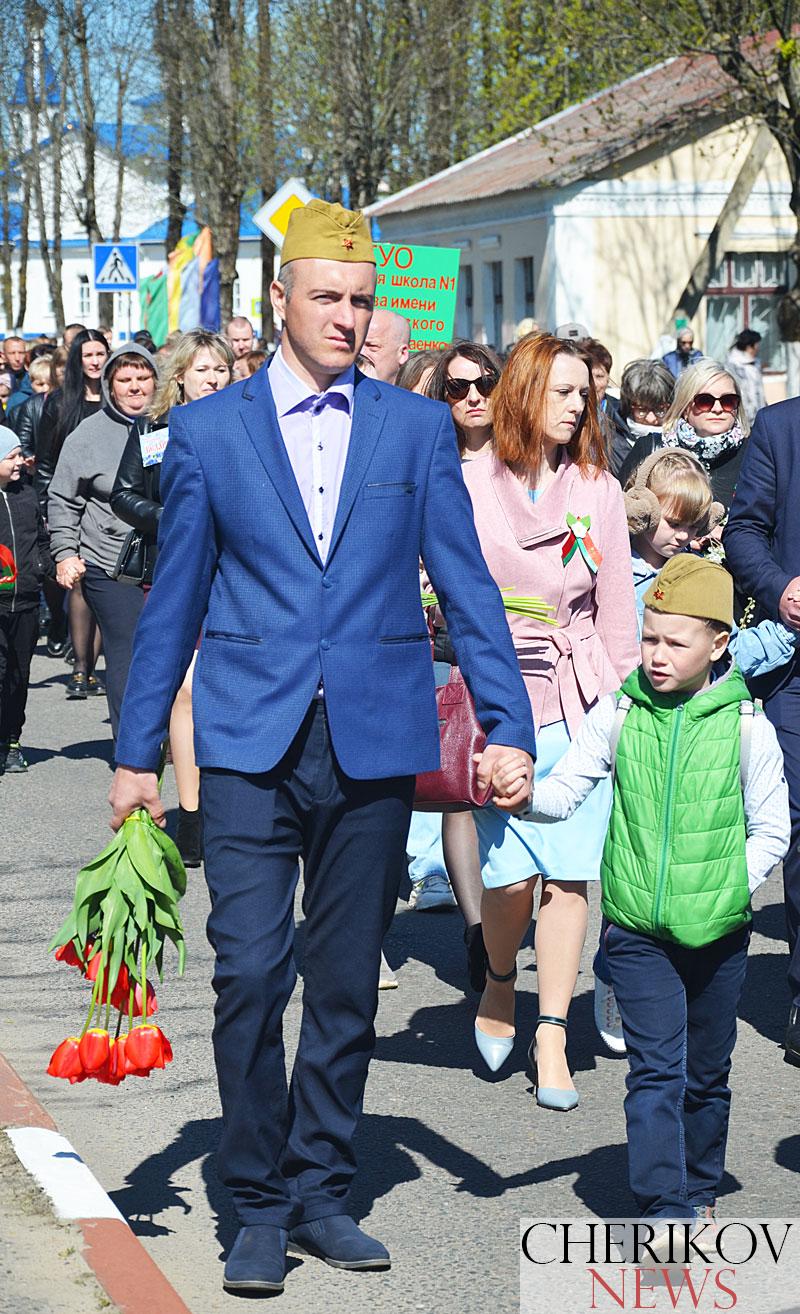 "И снова май, цветы, салют!" — в Черикове празднование Дня Победы началось с торжественного шествия